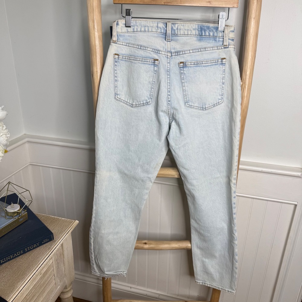 Abercrombie & Fitch The Mom High Rise Light Wash Distressed Jeans 27 4R NEW
